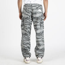 Load image into Gallery viewer, Liberaiders 6 Pocket Pant / Camo
